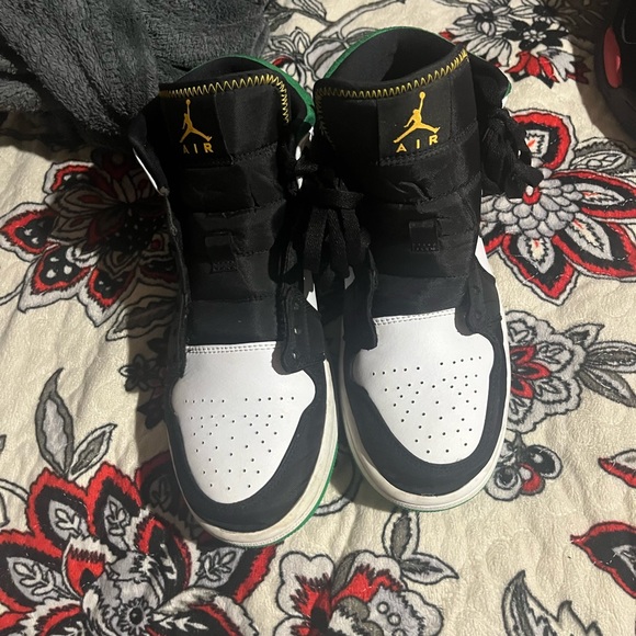 Jordan 1 mid oka land like new - Picture 8 of 9